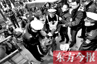 面對(duì)要暫扣的非機(jī)動(dòng)車，看車人急了