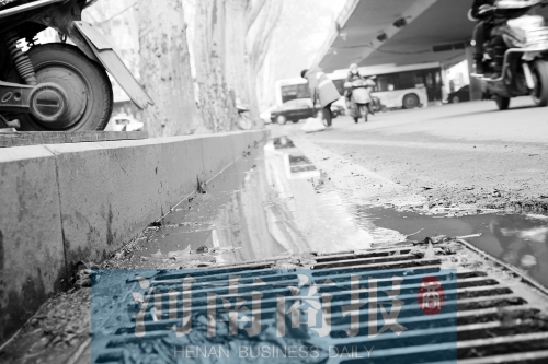 現(xiàn)場(chǎng)，污水流到了機(jī)動(dòng)車(chē)道上