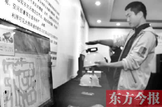 可見(jiàn)光通信技術(shù)應(yīng)用展示會(huì)上，參觀者體驗(yàn)新技術(shù)在采礦工具上的應(yīng)用