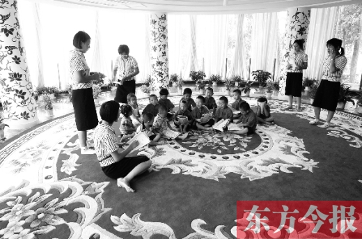 鄭州一幼兒園里的孩子在老師的帶領(lǐng)下讀《論語(yǔ)》。