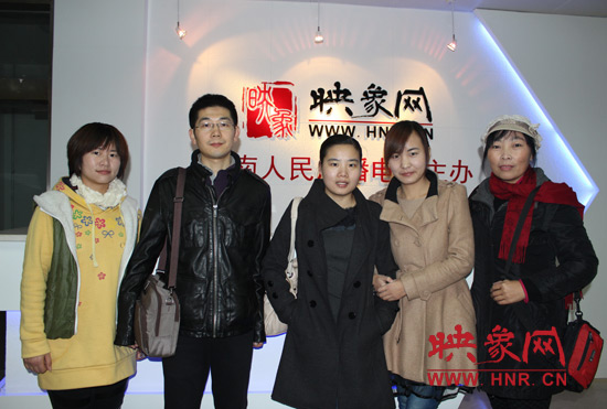 網(wǎng)友出發(fā)前和東方今報(bào)記者劉長征、河南電臺(tái)新聞廣播記者王巴燕（左二、左三）合影