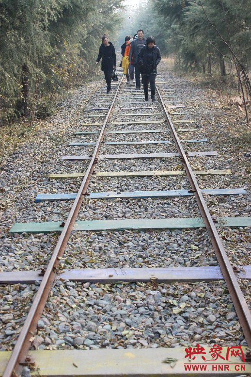 景區(qū)保留下來的火車道，下面的木基被染成了五顏六色