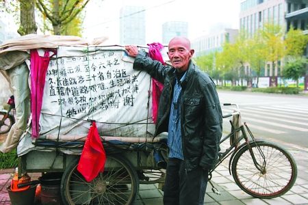 蹬三輪車(chē)環(huán)游全國(guó)的焦德明老人 記者 蔣雨龍 攝