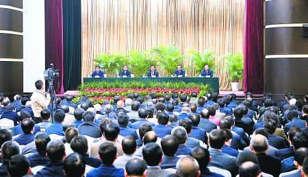 昨日，全市領(lǐng)導(dǎo)干部大會在渝州賓館舉行。 重慶日報圖