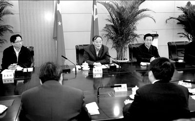 11月30日，中共中央政治局常委、中央紀(jì)委書記王岐山在北京主持召開座談會，聽取專家學(xué)者對黨風(fēng)廉政建設(shè)和反腐敗工作的意見和建議。新華社發(fā)