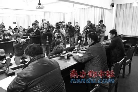 5日下午，河南蘭考縣召開新聞發(fā)布會(huì)，就民辦收養(yǎng)所火災(zāi)事故公開回應(yīng)。