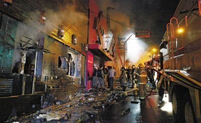 27日凌晨，巴西南里奧格蘭德州圣瑪麗亞市一家夜總會突發(fā)大火，造成至少245人死亡。圖為消防人員正在現(xiàn)場滅火救援。