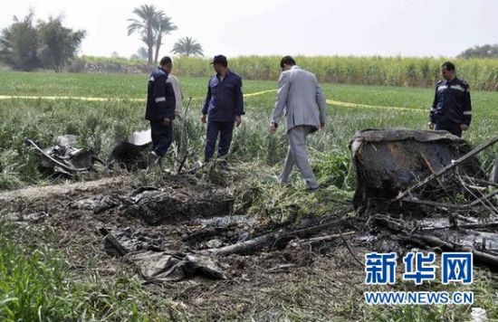 2月26日，在埃及旅游城市盧克索附近，警察和救援人員在發(fā)生熱氣球爆炸事故的現(xiàn)場(chǎng)查看熱氣球殘骸。