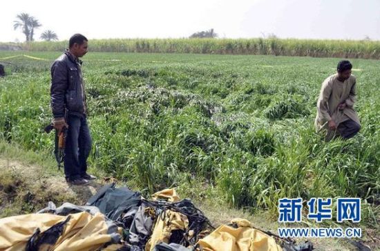2月26日，在埃及旅游城市盧克索附近，當(dāng)?shù)匕踩藛T在發(fā)生熱氣球爆炸事故的現(xiàn)場(chǎng)查看。