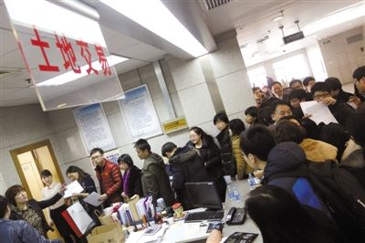2月28日，北京市土地交易市場(chǎng)，各房地產(chǎn)企業(yè)代表準(zhǔn)備競(jìng)拍房山、大興、朝陽(yáng)的13塊土地。