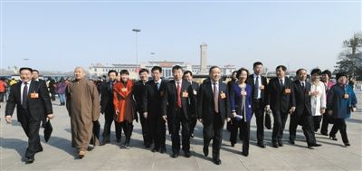 昨日，中國(guó)人民政治協(xié)商會(huì)議第十二屆全國(guó)委員會(huì)第一次會(huì)議在北京人民大會(huì)堂開(kāi)幕。這是全國(guó)政協(xié)委員走向人民大會(huì)堂。新華社記者 陳樹(shù)根 攝