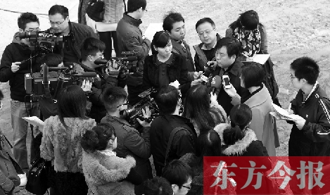 經(jīng)適房“下課”，公租房的申請(qǐng)、租金等備受關(guān)注，圖為鄭州市房管局規(guī)劃和住房保障處處長(zhǎng)馮榮智被媒體記者“