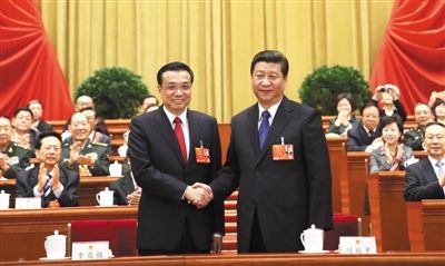 昨日，人大會議投票表決，決定李克強(qiáng)為國務(wù)院總理后，習(xí)近平和李克強(qiáng)親切握手。 新華社記者 蘭紅光 攝