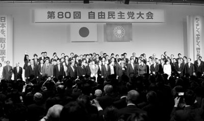 3月17日，日本自民黨黨員在東京出席自民黨年度大會。新華社發(fā)