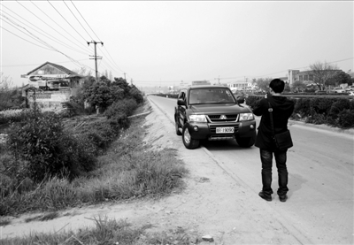 3月30日，一輛用來(lái)掃墓的軍車(chē)停放在合肥市小蜀山公墓附近。新華社發(fā)