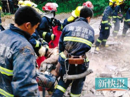 ■江蘇消防人員在現(xiàn)場搶救受傷者。CFP供圖