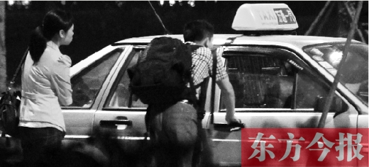 5月1日，記者夜探鄭州火車東站黑出租車，司機(jī)告知記者不打表40元，記者上車錄音取證
