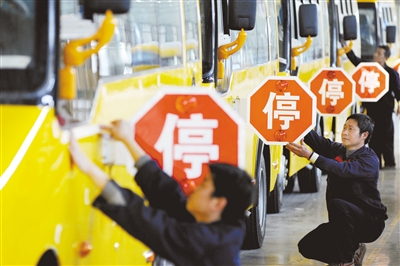 4月28日，江西上饒，江西博能上饒客車員工正在為銷往廣東客戶的訂單大鼻子校車做最后的質(zhì)量安檢。圖/CFP