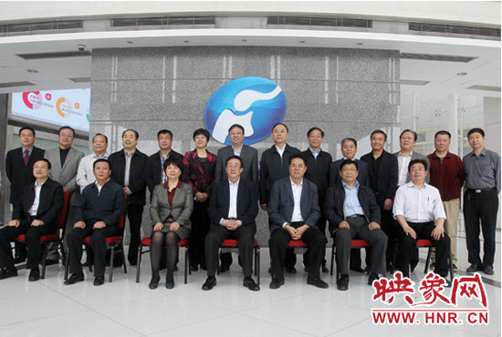 郭庚茂等省領(lǐng)導(dǎo)與省廣電局、河南電視臺(tái)的同志們合影