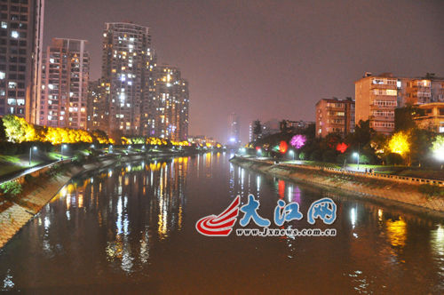 夜幕下的玉帶河，風景很好，但是臭氣熏天。