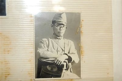 韓國媒體5月23日還公布了日本老兵松本正義當(dāng)年在軍隊(duì)服役的圖片。