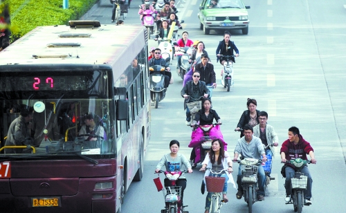“電動車管理辦法”出臺后，市民騎電動車或許不會那么“隨意”（資料圖）　記者 趙卓/攝