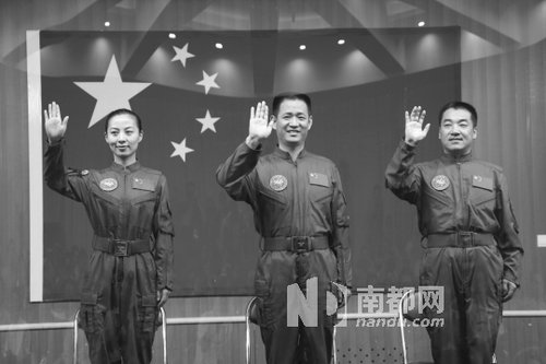 神舟十號(hào)航天員王亞平(左)、聶海勝(中)、張曉光(右)。 新華社發(fā)