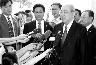 吳伯雄率國(guó)民黨大陸訪問團(tuán)抵達(dá)北京，在下榻的麗思卡爾頓酒店接受記者采訪。中新社發(fā)