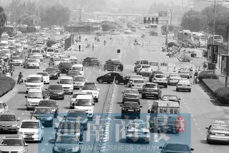 花園路封道施工，通行不暢 王春勝/攝