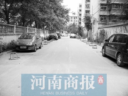 城市公共道路，成了很多人的“停車場(chǎng)” 記者 邱曉峰/攝