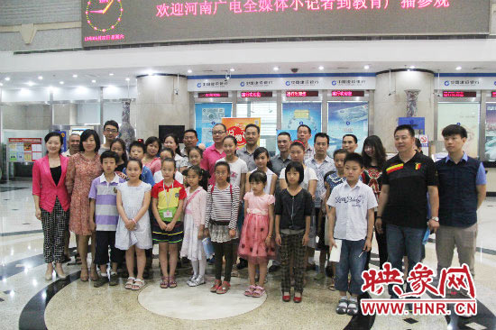 17名河南廣電全媒體小記者來(lái)到河南人民廣播電臺(tái)教育廣播參觀學(xué)習(xí)