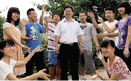 同學(xué)們用手臂連成光環(huán)，把班主任老師圍起來，表達對他的敬意和謝意。