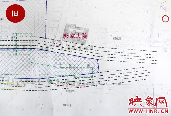 原先圖紙上顯示，在紫荊山路東側(cè)和西側(cè)，各設(shè)計(jì)了4條臨時(shí)通道。