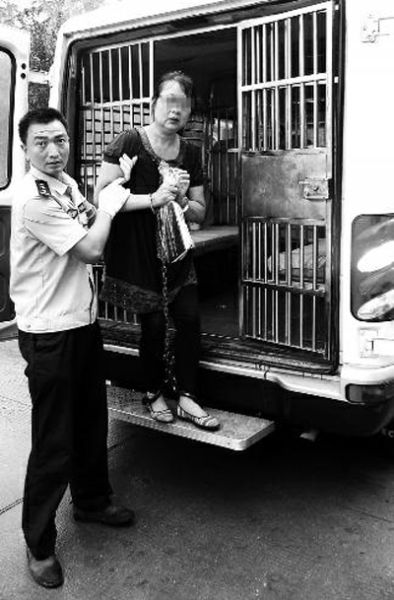 曹艷芳被帶出囚車，準備到渭南市中級人民法院受審 程英晏 攝