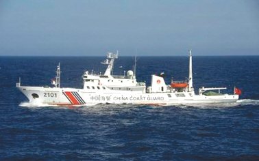 24日在釣魚(yú)島附近海域巡航的中國(guó)海警船。