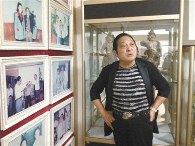 7月17日，王林向記者講述合影背后的故事。王林很樂于展示他和高官、名流的合影，但有官員曾回應(yīng)，合影不代表什么，有時候只是礙于朋友情面見他一下。新京報首席記者 張寒