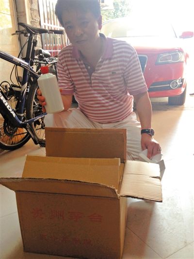 7月19日，王林的“徒弟”鄒勇向記者展示他從王林那里買到的“特供”酒。新京報首席記者 張寒