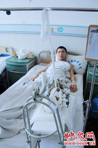“如果有人肯幫我出4萬元的醫(yī)藥費，我愿意為他免費工作3年，多苦多累都行。”7月26日，躺在病床里上的