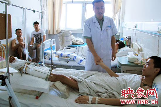 據(jù)仁濟醫(yī)院外傷科主任張明伍介紹，楊偉峰的小腿的創(chuàng)面已經(jīng)恢復(fù)得差不多了，治療情況還比較樂觀。但因為小腿