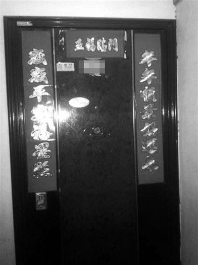 昨天22時許,被摔女童家房門緊閉,多名家屬稱,在協(xié)商處理孩子后事。新京報記者 楊鋒 攝