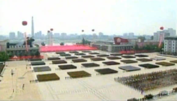 7月27日是《朝鮮停戰(zhàn)協(xié)定》簽署60周年紀念日，朝鮮在首都平壤舉行的盛大的閱兵儀式。圖為閱兵廣場。