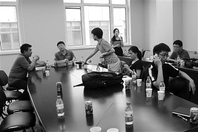 昨日，什剎海街道辦事處第四會議室，“什剎海女童練攤父親被打”事件的通氣會現(xiàn)場。
