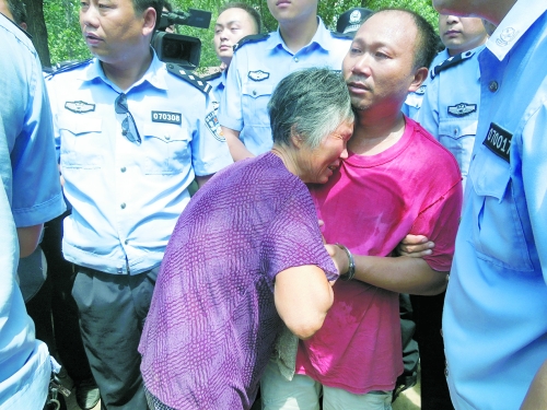 潛逃23年，歸案之時再見父母，最不能承受的究竟是誰？