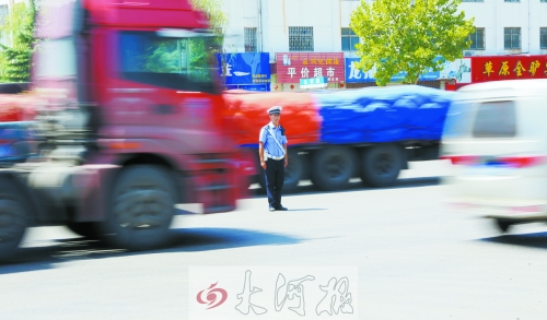 連霍高速受橋梁爆破影響禁止通車，310國道車流量迅速增加，當(dāng)?shù)亟痪块T安排大量警力保障道路暢通。