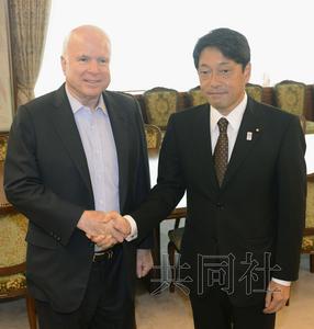 21日上午，美國(guó)共和黨資深參議員麥凱恩（左）與日本防衛(wèi)相小野寺在防衛(wèi)省會(huì)談前握手。（圖片來(lái)源：日本共