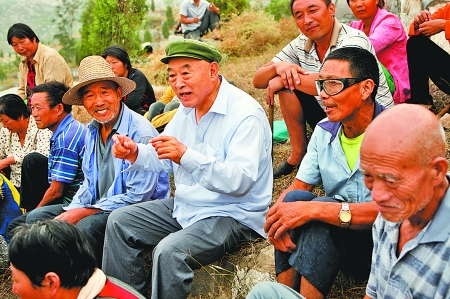 在唐莊，當(dāng)?shù)厝罕娒看我姷絽墙鹩】傆姓f不完的知心話。記者 史長來 攝