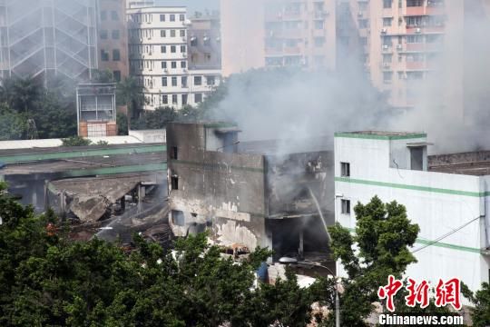 廣州白云區(qū)一倉庫爆炸致4死36傷，事發(fā)3個多小時后現(xiàn)場仍冒著白煙。　高榮權(quán) 攝