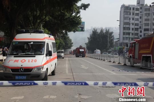 救護車現(xiàn)場待命?！「邩s權(quán)　攝