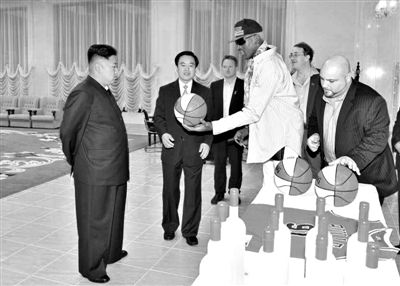 平壤，朝鮮最高領(lǐng)導(dǎo)人金正恩接待再次來(lái)訪的美國(guó)籃球明星羅德曼。
