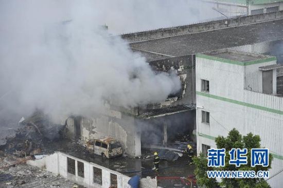 9月10日，消防人員在爆炸現(xiàn)場(chǎng)撲救火情。 新華社記者 梁旭 攝